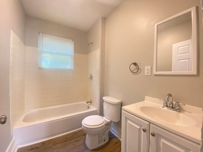 Foto del edificio - 1011 Purcell Ave