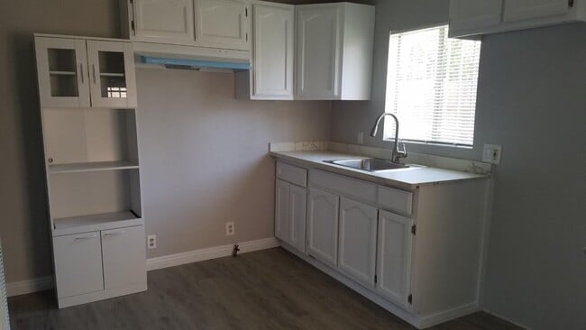 Cocina - 5922 S San Pedro St