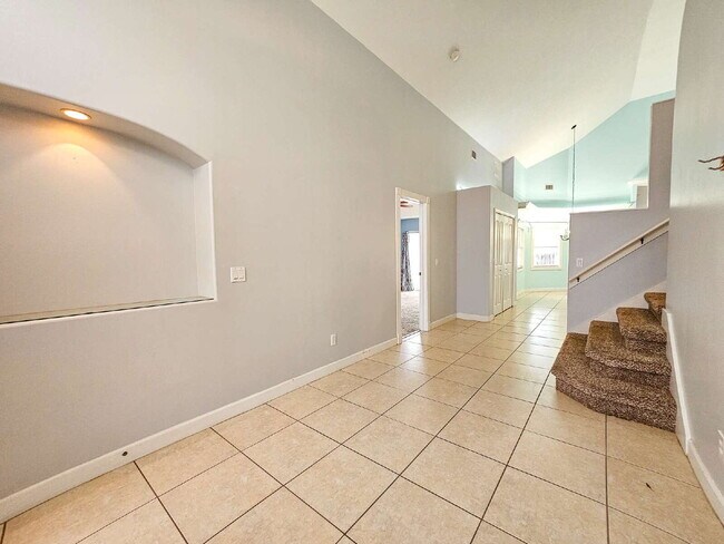 Building Photo - Waterfront Pool Home in Desirable Sunset Lakes