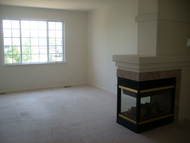 Foto del edificio - 534 Cary Woods Cir