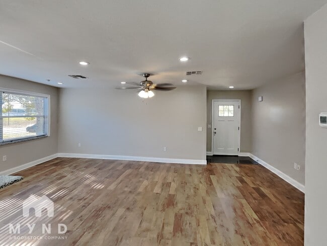 Foto del edificio - 13014 Woodward Dr