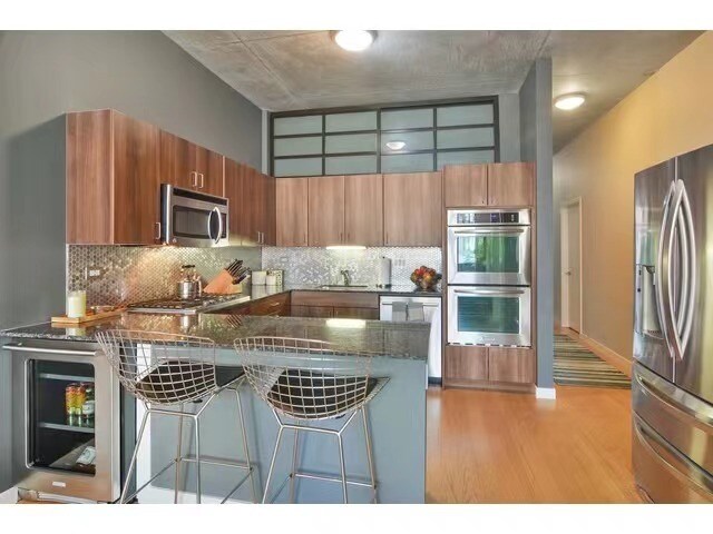 Building Photo - 235 W Van Buren St