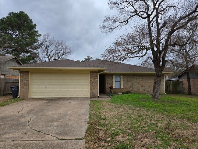 Foto del edificio - 3 bedroom 2 bathroom Southwood Valley Home