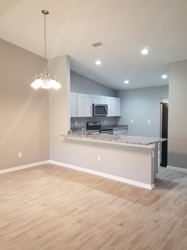 Foto del edificio - Spacious 3-Bedroom Home with Private Lanai & Prime Location!