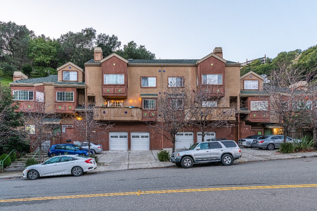 Building Photo - 120 Caldecott Ln