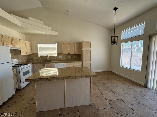 Foto del edificio - 4811 Carefree Dr