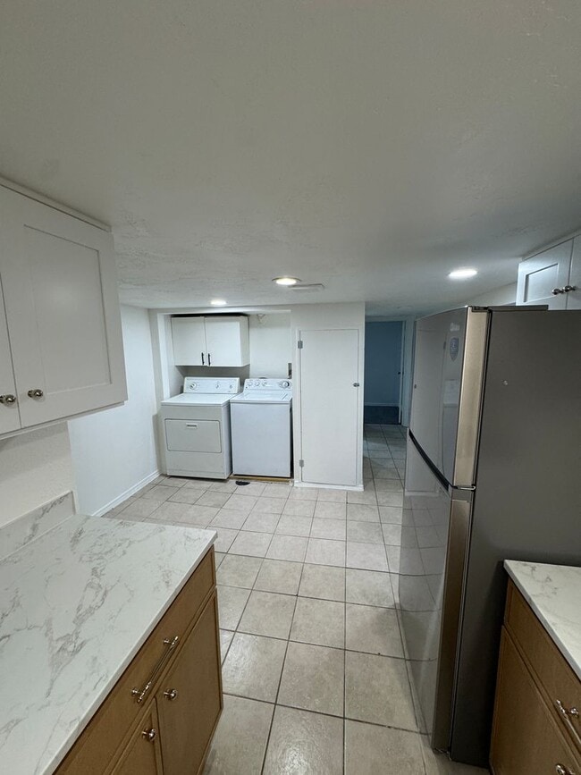 Foto del edificio - 3 bed/ 1 bath basement apartment