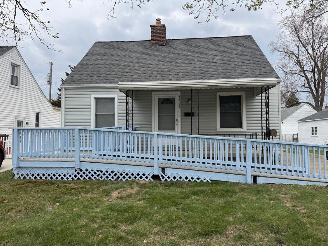 Primary Photo - 3 bed 1 bath bungalow with garage and base...