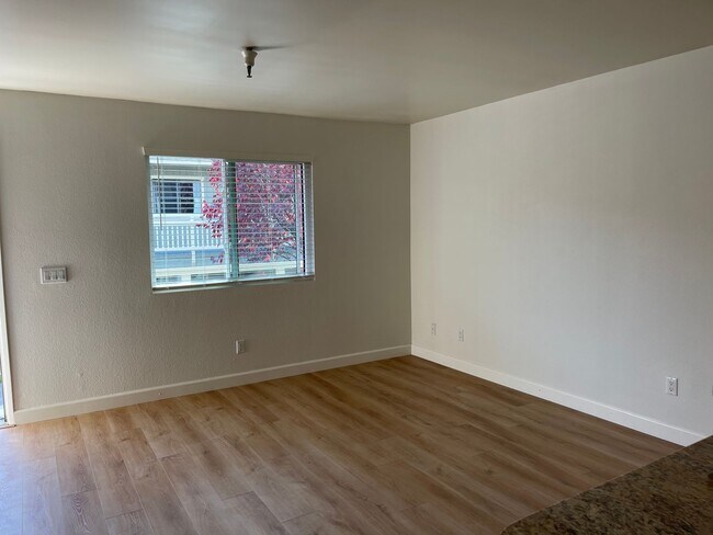 Building Photo - Updated 1/1 Diamond Head West Petaluma Con...