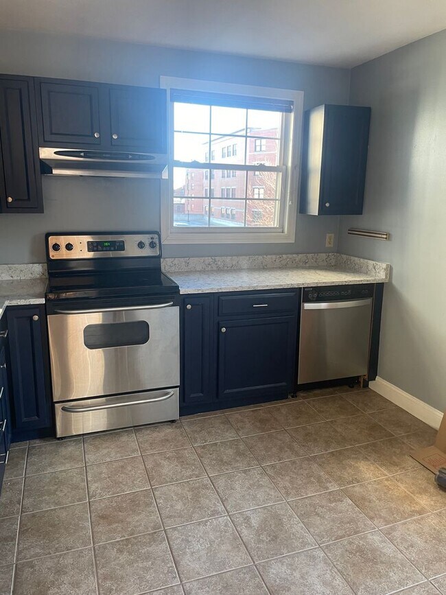 Foto del edificio - Beautiful 2BR/1BA Condo Available January 16th!!!  Great Portland Location!!!