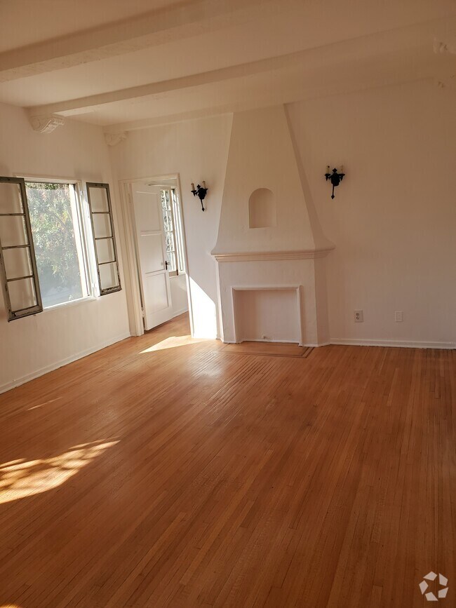 Larchmont Apartments for Rent with a Living Room Los Angeles, CA 3