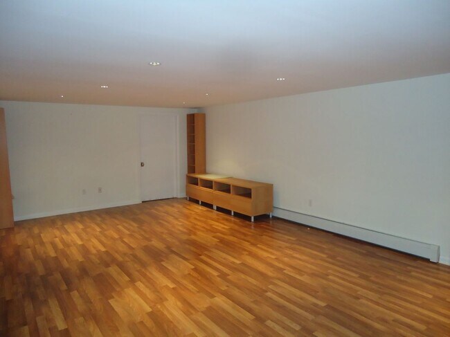 Building Photo - 19 Hickory Dr