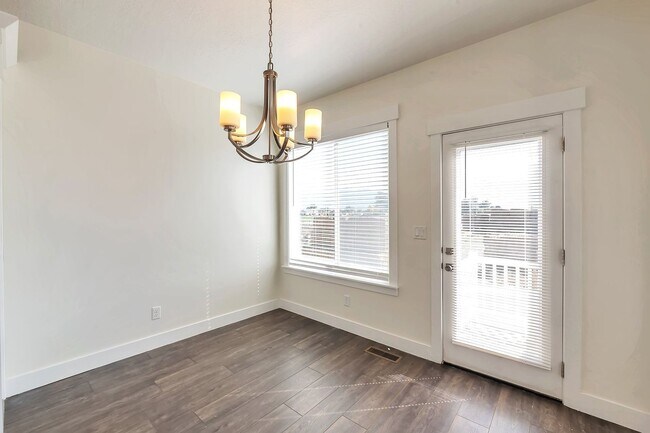 Foto del edificio - Modern Row End Townhome w 2 car attached g...