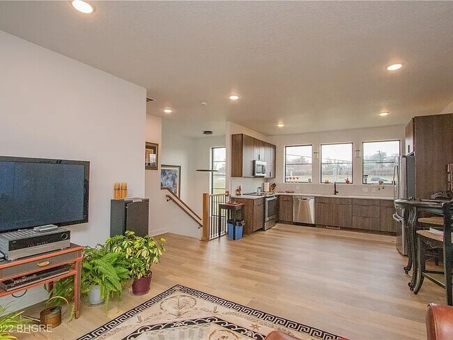 Building Photo - 1371 Keosauqua Way
