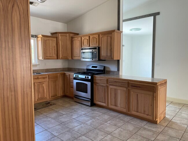 Building Photo - 16080 Ranchero Dr