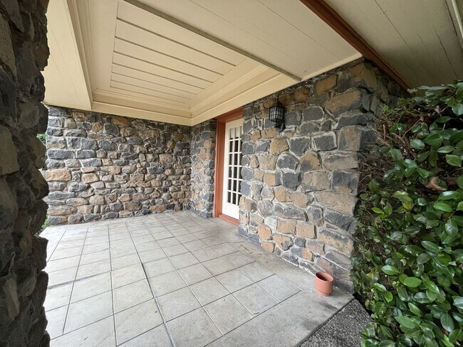 Foto del edificio - Charming Cottage Home with Timeless Character, Hardwood Floors, Flexible Living Spaces, and Expan...
