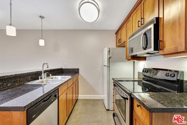 Building Photo - 10982 Roebling Ave