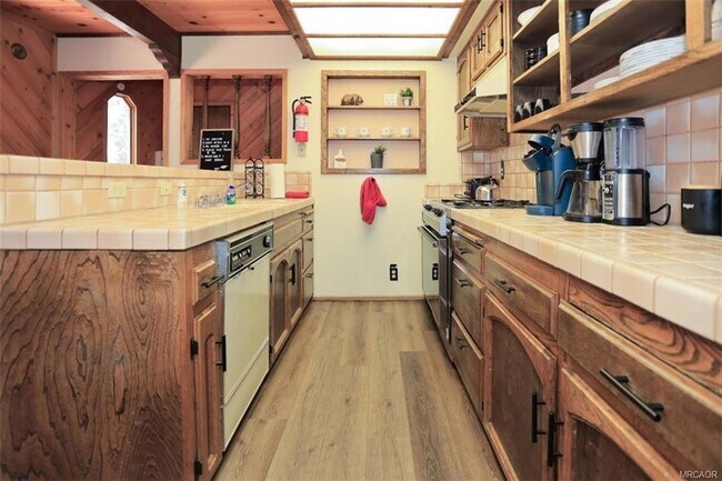 Foto del edificio - 1201 Fox Farm Rd