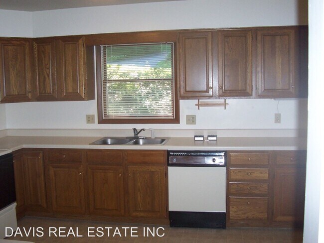 Building Photo - 7 Crestview Dr