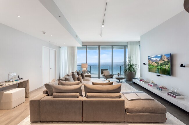 Building Photo - 17475 Collins Ave