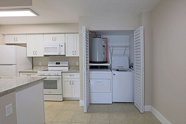 Foto del edificio - $ 250 OFF SECOND MONTH RENT AVAILABLE NOW GROUND FLOOR!!