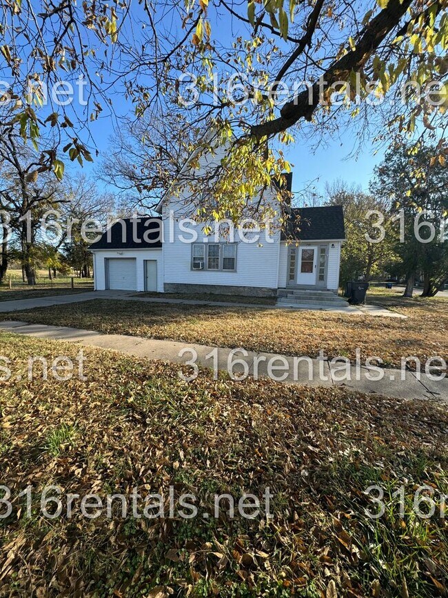 Building Photo - 1500 N Main St