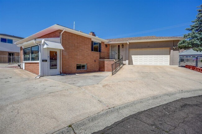 Foto del edificio - Multi-level living 4 bed, 3 bath home near...