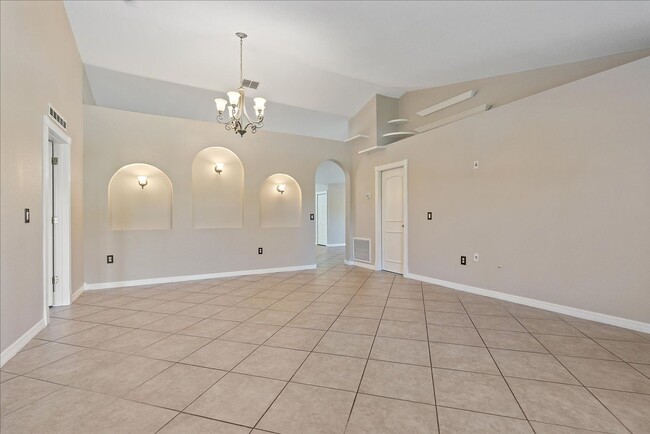 Building Photo - Beautiful Annual 4 bed/2 bath house availa...