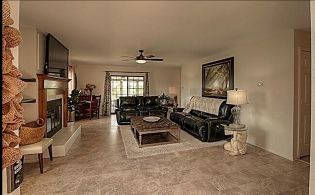 Foto del edificio - 8705 Township Ct