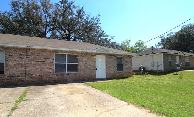 Building Photo - 2BR/2BA Duplex in Northeast Pensacola Near Burgess Rd – Open Layout & Convenient Location