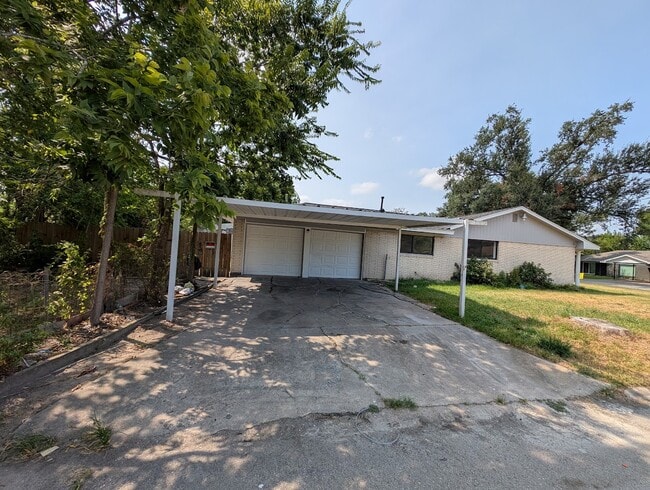 Building Photo - 1938 Woodvine Dr