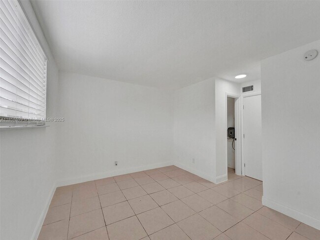 Foto del edificio - 14190 W Dixie Hwy