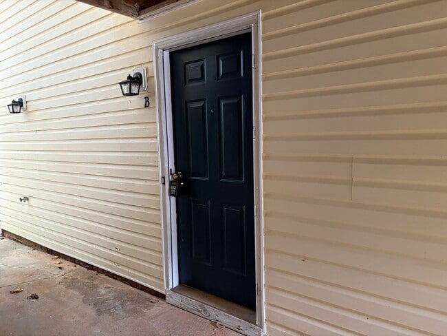 Building Photo - 2 Bedroom, 1 Bathroom Condo in Greensboro!