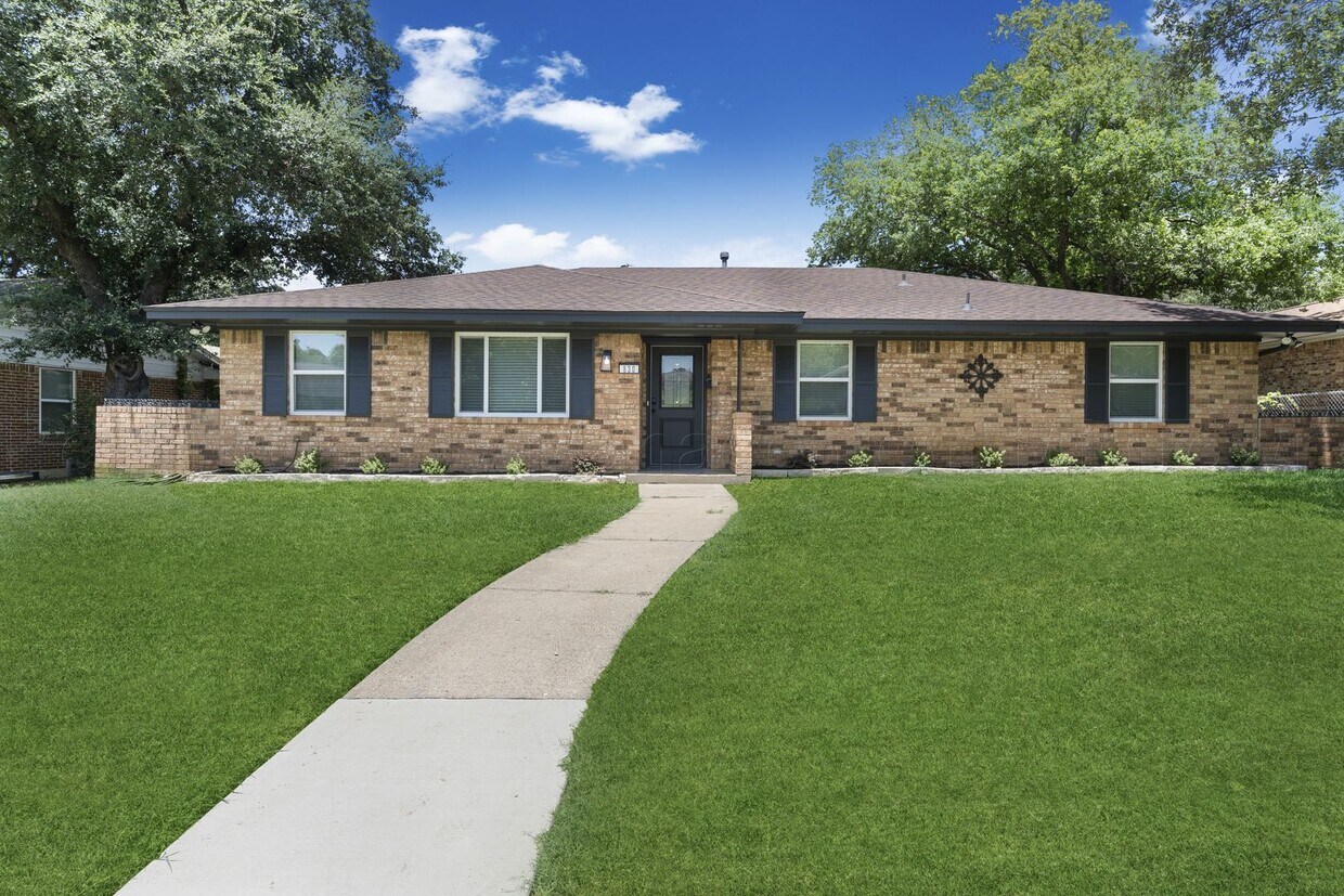 Primary Photo - Charming Newly Renovated Home in in Grand ...