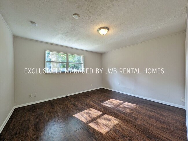 Building Photo - 2224 Looking Glass Ln