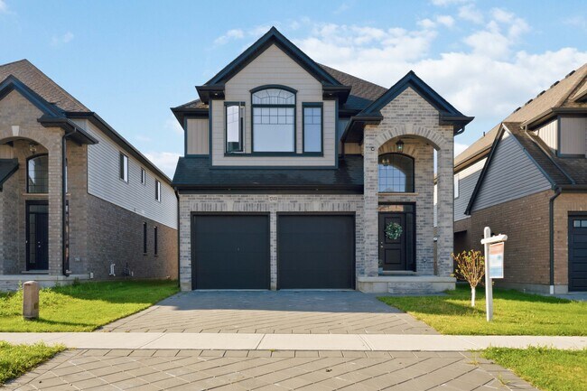 Photo du bâtiment - Gorgeous 5 Bedroom in London North for Rent! Finished Bsmt * 4 Bath * Sept 2026