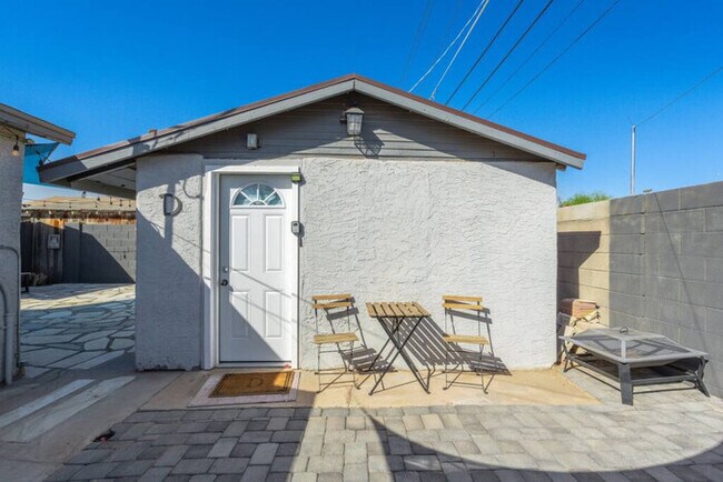 Building Photo - Adorable Guesthouse/Studio in Central Phoenix