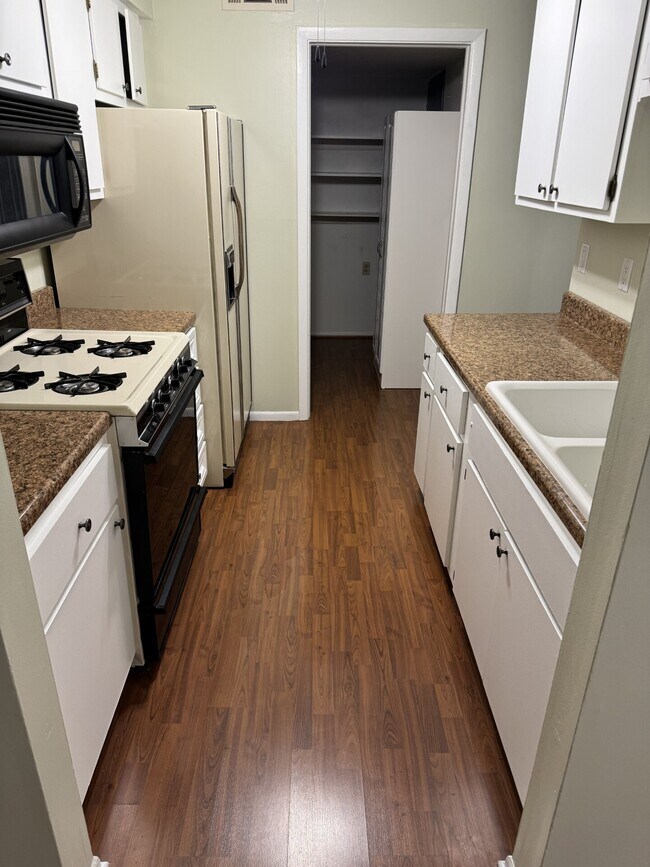 Foto del edificio - 974 Greenwood Trail W Dr