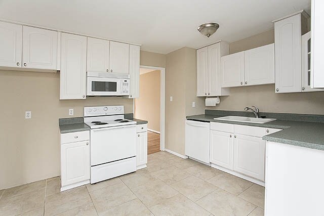 Foto del edificio - Charming Brick Ranch on a Spacious, Wooded...