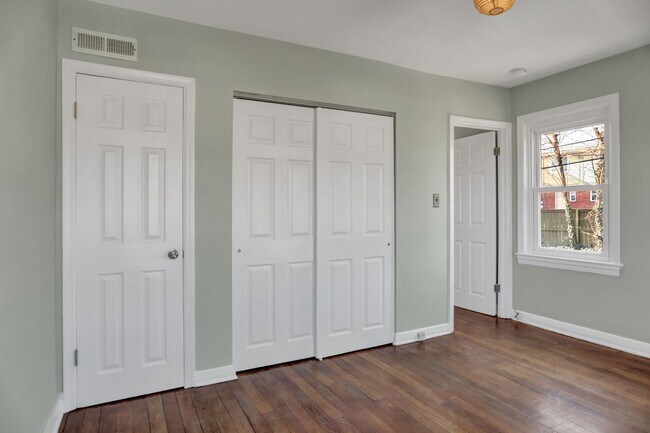 Building Photo - Charming End of Row Townhome