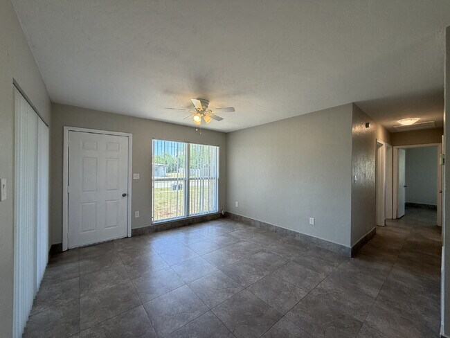 Foto del edificio - "Charming 3-Bedroom in Port Charlotte – Cozy Comfort Awaits!"