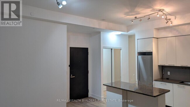 Building Photo - 9471 Yonge St