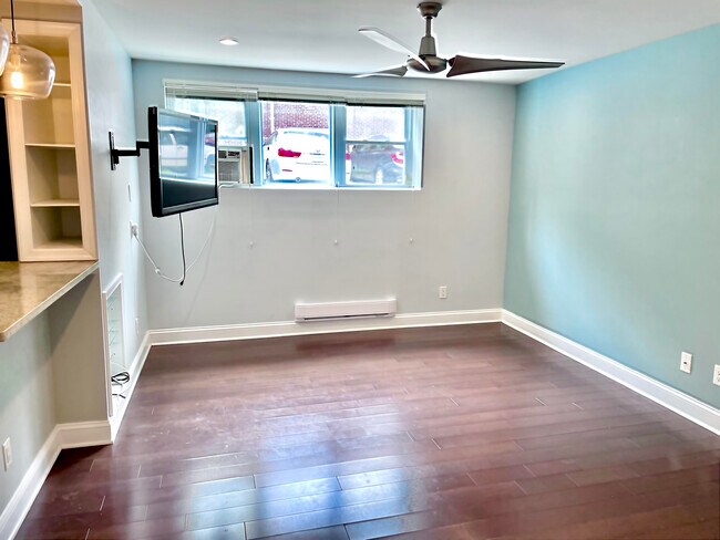 Sala de estar, televisor de pared incluido - 2339 40th Pl NW