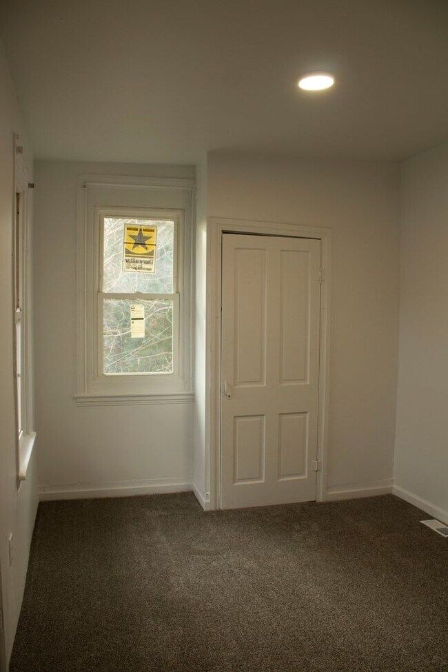 Foto del edificio - 3 Bedroom Available NOW