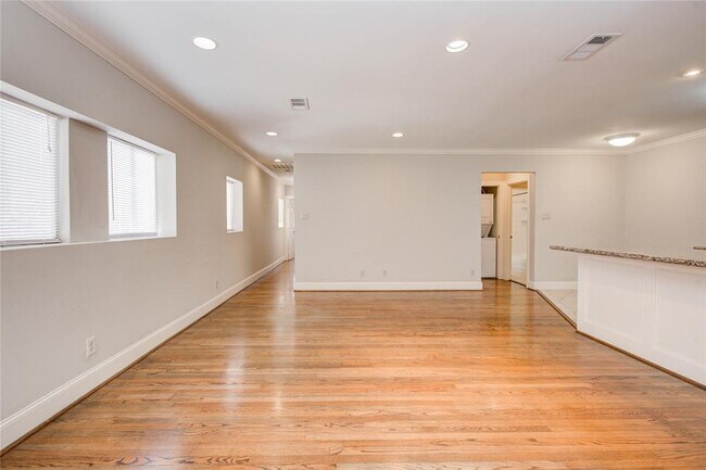 Foto del edificio - 6503 Mapleridge St