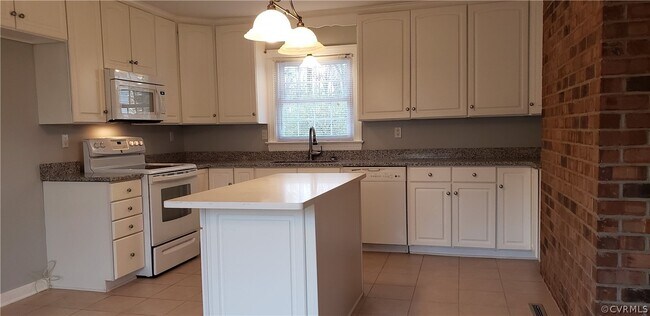Foto del edificio - 13311 W Salisbury Rd