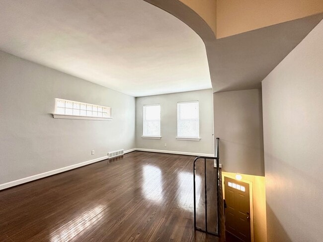 Building Photo - 4633-4635 Jamieson Avenue