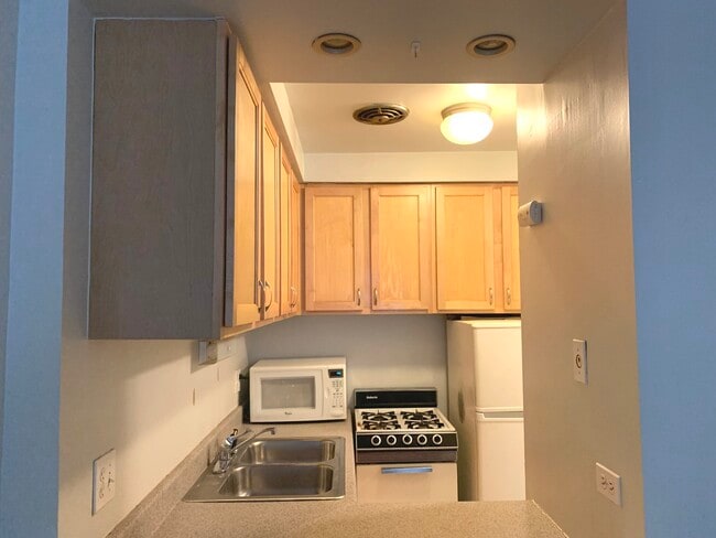 Building Photo - 510 W Fullerton Pkwy
