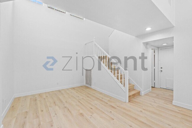 Building Photo - Unit