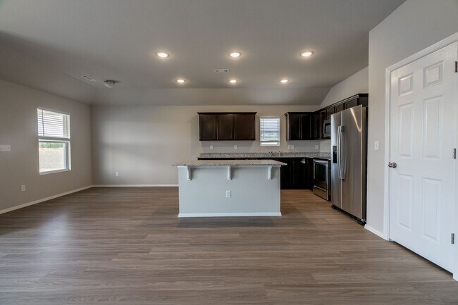 Building Photo - Large 4 Bedroom Home w/3 car Garage and Hu...